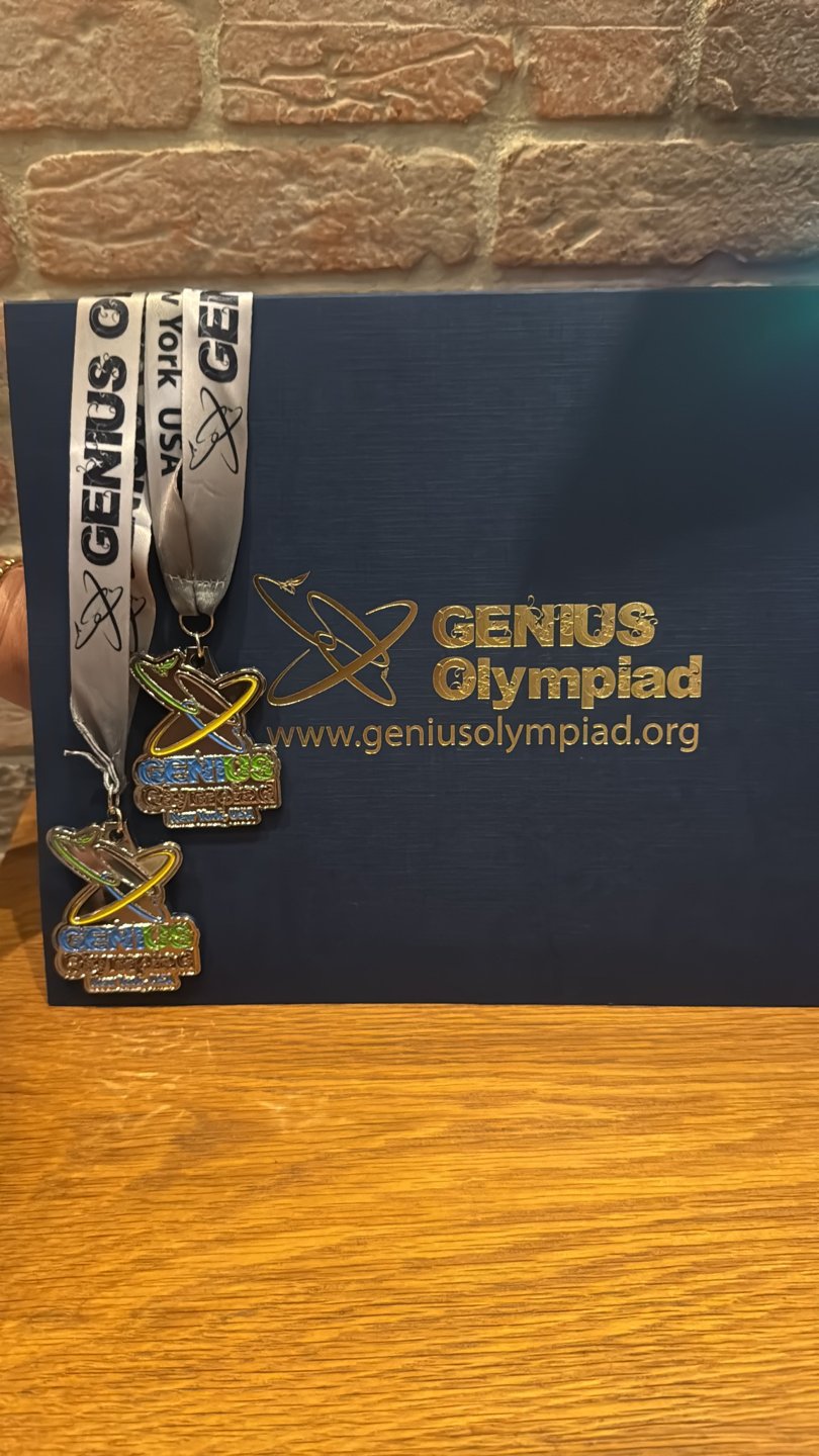 Medallas y carpeta de GENIUS Olympiad