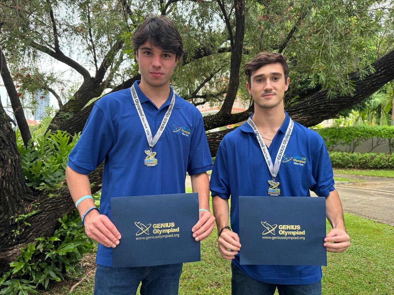 Equipo de EcoSlidespty con sus medallas de GENIUS Olympiad