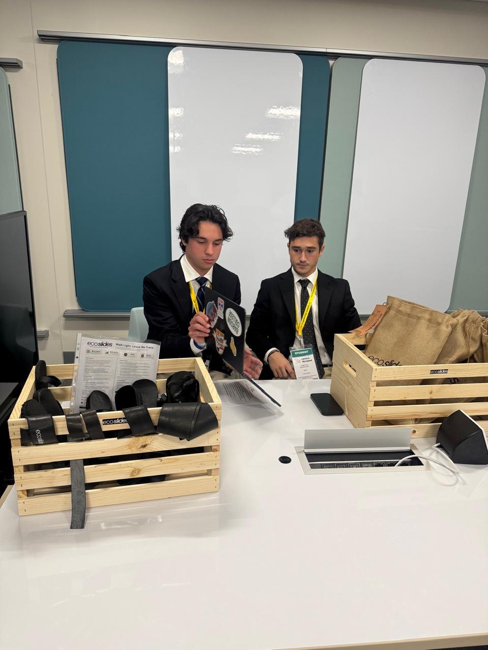 Presentación del proyecto de calzado EcoSlidespty en GENIUS Olympiad